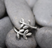 Load image into Gallery viewer, Leaf Wrap Bypass Toe Ring - Tribal Waves Silver